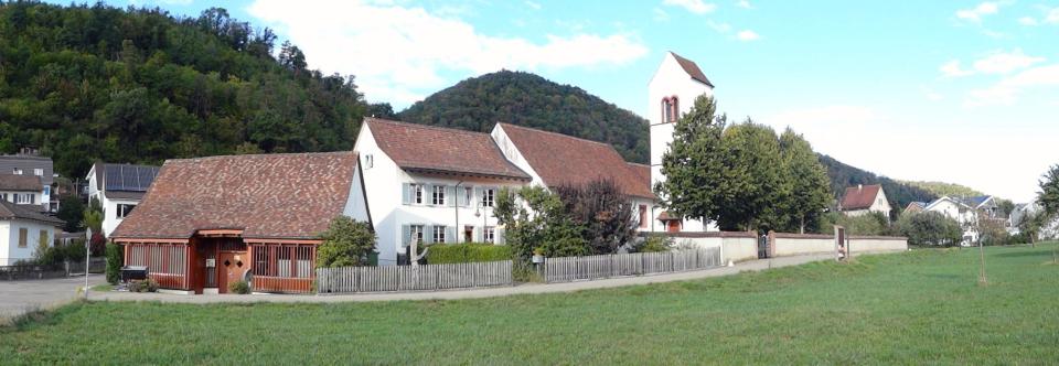 Ortsmuseum Lausen, Sigristenhaus und Kirche St. Niklaus in Lausen im Jahr 2020