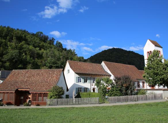 Kirche St. Niklaus mit Sigristenhaus und -scheune (heutiges Ortsmuseum) in Lausen
