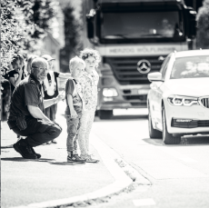 Polizist umit Kindern